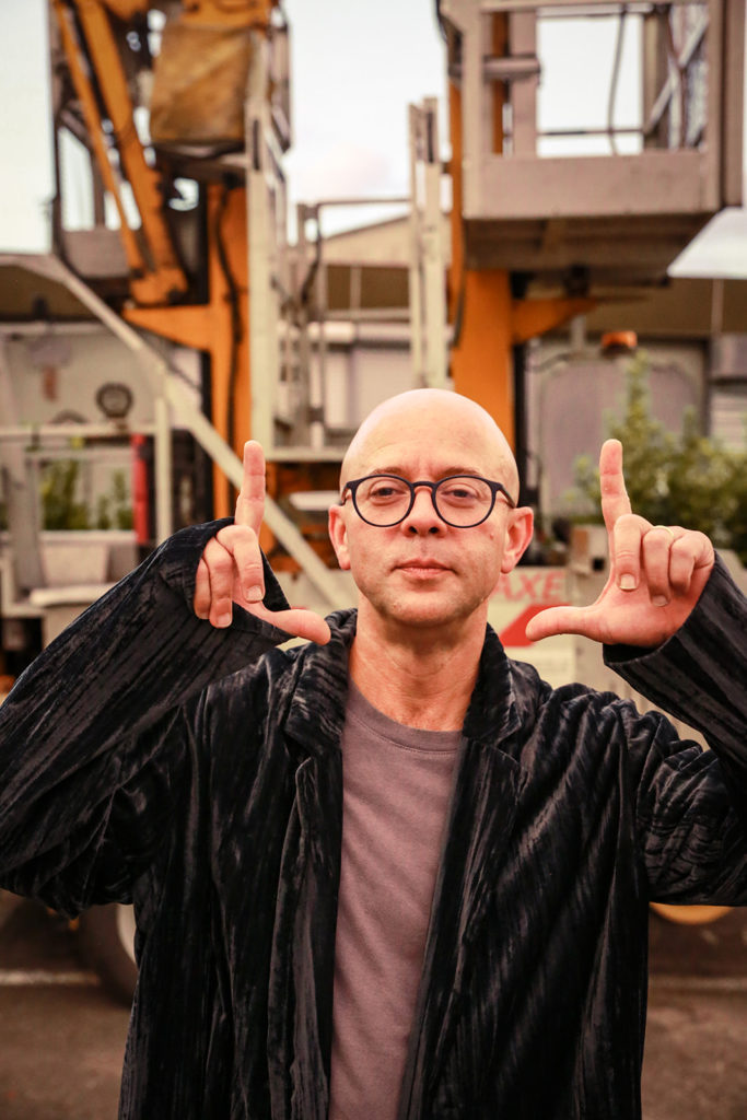 Photo de Luciano avec les mains qui font un carde autour de la tête
